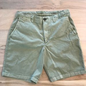 Men’s 9” flat front shorts size 32